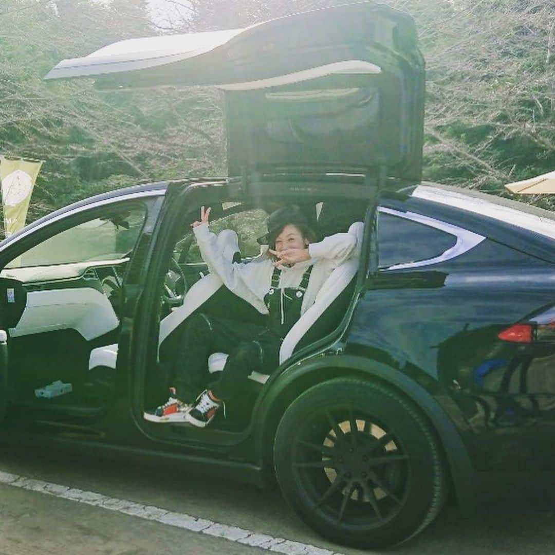 西山茉希さんのインスタグラム写真 - (西山茉希Instagram)「ロケ中に、 かっちょいい未来車が登場したので。  #即試乗 #テスラ #ドア上にあいた #ブレーキ踏んだらドア閉まった  次の再会は後部座席でドライブ連れてってもらおーっと。  #遠隔リクエスト #コメダコーヒーで充電しましょう #スーパーチャージをみてみたい  今日はワクワクがいっぱい。」10月28日 15時10分 - maki.nshiyama50