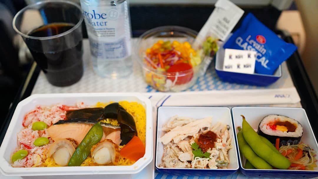 ロシアン佐藤さんのインスタグラム写真 - (ロシアン佐藤Instagram)「機内食👵🏻❤️ 海鮮丼にしたよ！ホカホカご飯の上なので、生のお魚ではなく、焼き鮭や、昆布の煮しめ、ホタテの炊いたのとかがのってた！ ご飯も錦糸卵とカニの乗った炊き込みご飯で美味しかった！👼 #インド #ムンバイ 直行便」10月28日 15時11分 - i_am_hito.chin