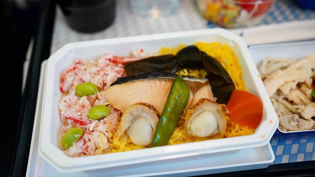 ロシアン佐藤さんのインスタグラム写真 - (ロシアン佐藤Instagram)「機内食👵🏻❤️ 海鮮丼にしたよ！ホカホカご飯の上なので、生のお魚ではなく、焼き鮭や、昆布の煮しめ、ホタテの炊いたのとかがのってた！ ご飯も錦糸卵とカニの乗った炊き込みご飯で美味しかった！👼 #インド #ムンバイ 直行便」10月28日 15時11分 - i_am_hito.chin