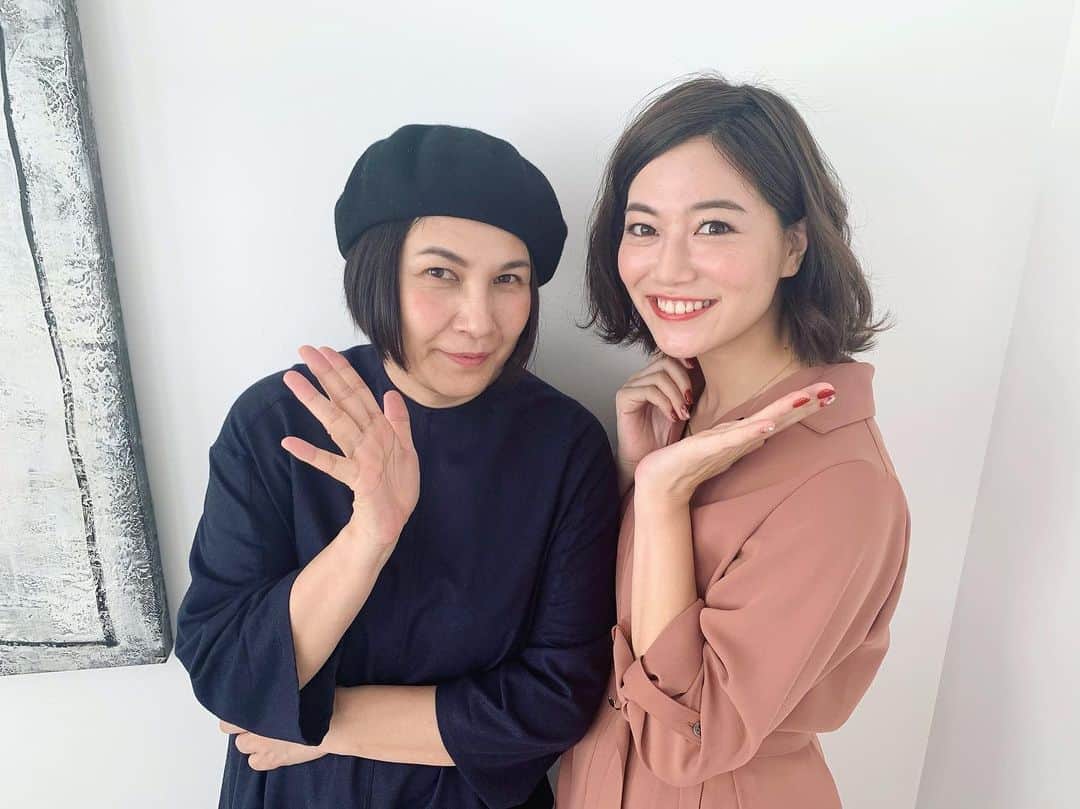 のインスタグラム：「こんにちは❣️ . とーっても、とーっても、嬉しいことが🥺🥺🥺✨❣️ . ずっと女性誌やイベントなどでみて憧れていた大人気ヘアメイクアップアーティストの千吉良恵子さんに、ヘアメイクをしていただきました🥺😭✨💄 @chigirakeiko . 最初緊張してたけど、本当すっごく素敵な方で、色々メイク悩みを聞いていただき、アドバイスいただきな がら、可愛いメイクをしていただきました🥺✨ . 30歳から始める大人メイク！ 少しずつ勇気を持ってナチュラル志向にしていきたいとおもいます❤️ . 加工なしで、肌のつるつる感とツヤ感が本当すごくて！目の下のシワも気にならないし、光で小顔効果もあって本当最高💕 . 髪の毛のエアリー感もリップのツヤっぽさ形、アイメイク、全部勉強なりました❣️メイクがより楽しくなりそうー💄🥺✨ . 本当貴重な機会をありがとうございました☺️❤️ . HPアップされたらまた報告します！ . #千吉良恵子 さん #ヘアメイク #メイク #ナチュラルメイク #メイク好き #大人メイク #艶肌 #skincare #ツヤ肌メイク #ビューティー #beauty #instabeauty #model #beautymodel #shooting #撮影 #美容 #美容好き #ベスコス #lucra #オフショット #ビューティーモデル #メイクモデル #ナチュラル #natural #naturalmakeup #メイク術 #メイクレッスン #おすすめコスメ #ベストコスメ」