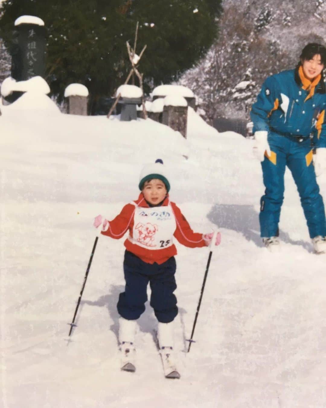 伊藤みきさんのインスタグラム写真 - (伊藤みきInstagram)「I started Skiing When I was 3 years old in Nozawa onsen snow resort. 初めてスキーをした3歳の頃。ちびっこスキースクール。 「私滑れます」と豪語したらしい。3枚目。。。 #もうすぐシーズン　#初めて札幌で迎える冬　#そうだスキーに行こう　#雪よ降れ」10月28日 15時19分 - itomikiitos