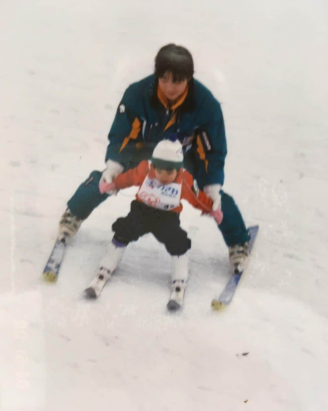 伊藤みきさんのインスタグラム写真 - (伊藤みきInstagram)「I started Skiing When I was 3 years old in Nozawa onsen snow resort. 初めてスキーをした3歳の頃。ちびっこスキースクール。 「私滑れます」と豪語したらしい。3枚目。。。 #もうすぐシーズン　#初めて札幌で迎える冬　#そうだスキーに行こう　#雪よ降れ」10月28日 15時19分 - itomikiitos