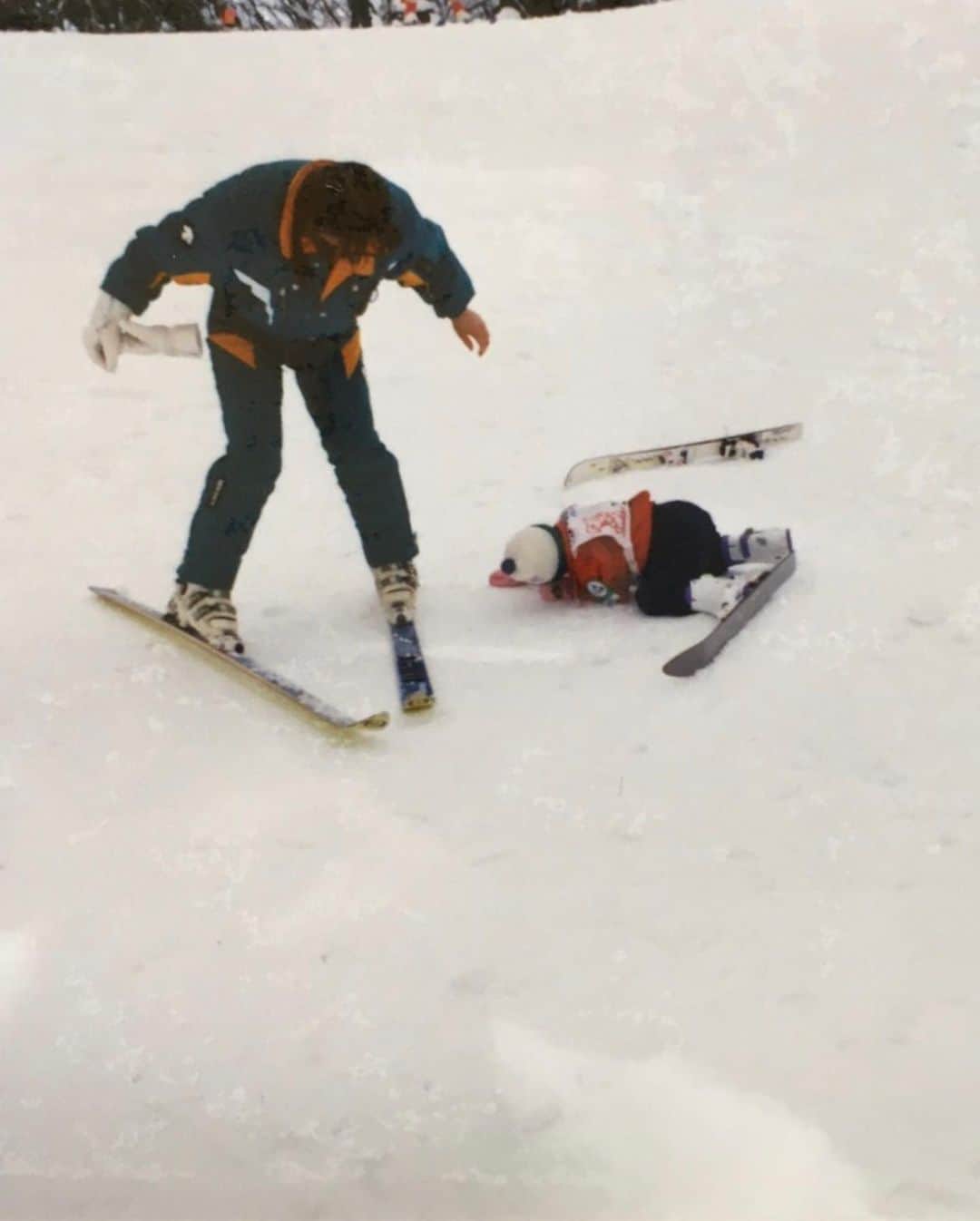 伊藤みきさんのインスタグラム写真 - (伊藤みきInstagram)「I started Skiing When I was 3 years old in Nozawa onsen snow resort. 初めてスキーをした3歳の頃。ちびっこスキースクール。 「私滑れます」と豪語したらしい。3枚目。。。 #もうすぐシーズン　#初めて札幌で迎える冬　#そうだスキーに行こう　#雪よ降れ」10月28日 15時19分 - itomikiitos