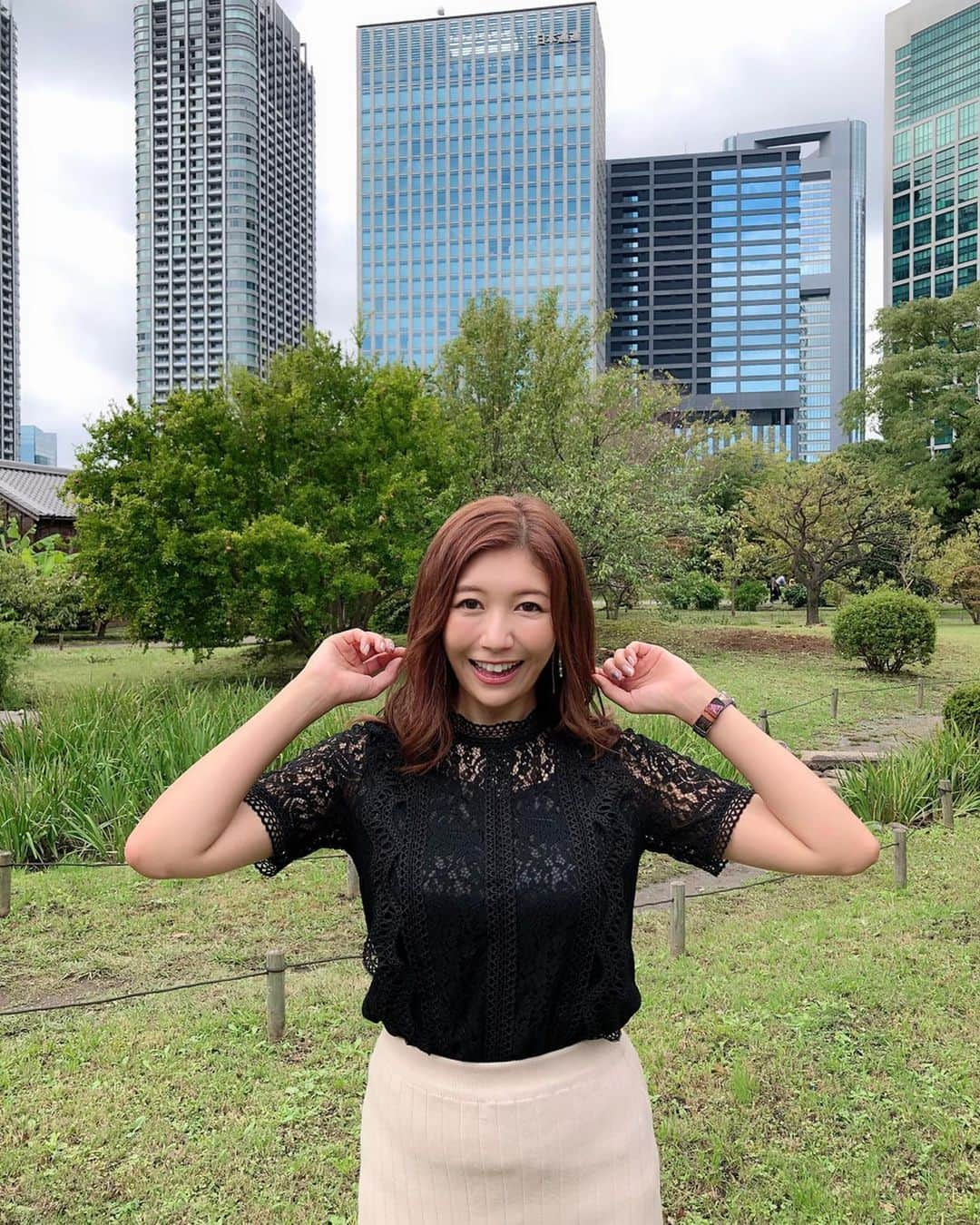 穂川果音さんのインスタグラム写真 - (穂川果音Instagram)「浜離宮恩師庭園にて🚶‍♀️ 私も、お散歩でよく遊びにくるスポットです♪ 季節の花がたくさん楽しめるし、緑がいっぱいで、リフレッシュできるから大好きな場所なんです♡ いつもは海派なんだけどね♪ そんなわけで、今週も一週間頑張りましょう✨  tops/skirt→ @17kg_official 　#浜離宮恩賜庭園 #浜離宮　#お散歩　#東京　#tokyo #庭園　#癒し　#お気に入りの場所 #私服　#fashion #cordinate #穂川果音 #ほかのん」10月28日 15時15分 - hokawakanonn