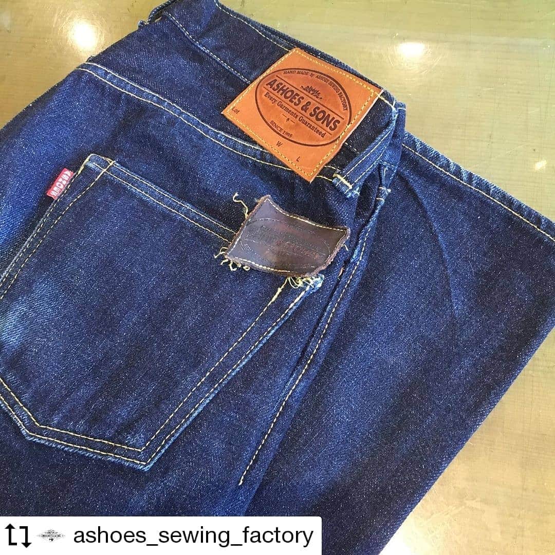 select shop「ASHOES」 SHOP STAFFのインスタグラム：「#Repost @ashoes_sewing_factory Made by @Image.Downloader · · · · 熱湯に漬け込んで… 革パッチ当然のごとく縮んじゃってジャーキー状態^_^ 付け替えのリペアでした。  お気軽に ご相談ください。 048-782-6627 −−−−−−−−−−− ジーンズをカッティングから丸縫いしています。シルエットの別注も可能です。 −−−−−−−−−−− #シルエット変更 #リメイク #デニムリペア #ジーンズ修理 #デニム修理 #サイズ変更 #幅出し #handmade #ハンドメイド #ashoes #亜洲'S #さいたま #大宮 #デニム #ジーンズ #裾上げ #チェーンステッチ #お直し #リペア #穴埋め #タタキ #singersewing #Unionspecial #sewing #sewingmachine #ミシン #シンガーミシン #ユニオンスペシャル #jukI」