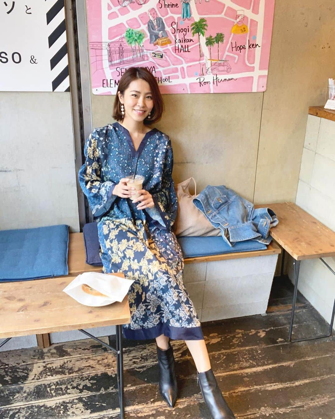 坂元美香さんのインスタグラム写真 - (坂元美香Instagram)「. 近所のカフェで軽く食べて ジム行ってくるー。 最近のマイブームは柄ワンピ 比較的いつもシンプルだから ときどき柄物が着たくなる。 . ワンピース… @drwcys_official ブーツ… @dianashoespress ピアス… @holomua_hanako . #ドロシーズ #DRWCYS #fashion #アラフォーコーデ #アラフォーファッション #ワンピース」10月28日 15時17分 - mika_saka