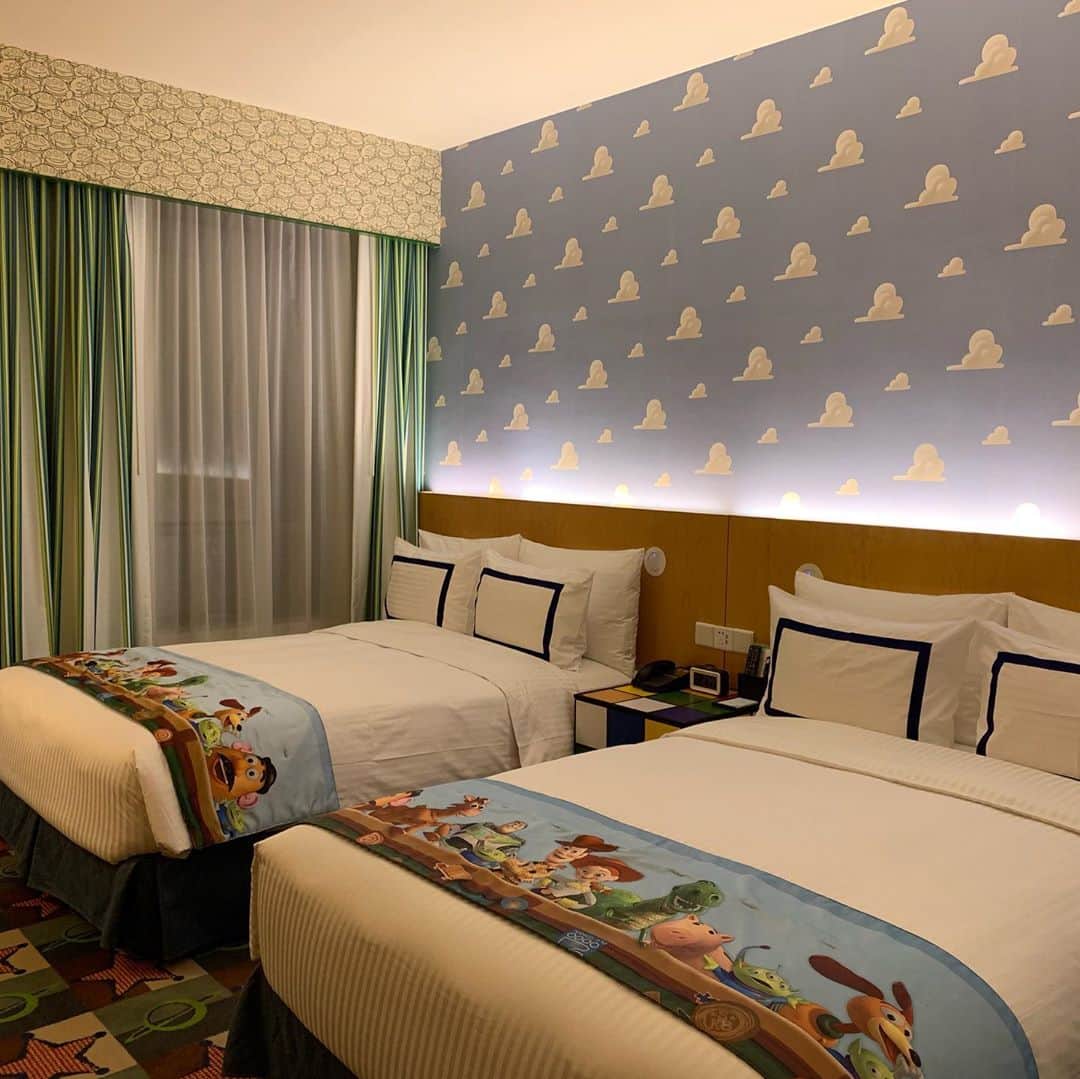 高山奈々さんのインスタグラム写真 - (高山奈々Instagram)「. ホテルもディズニー❤︎ 幸せな空間でした！ . . #トイストーリーホテル #全部可愛い #細かい所まで凝ってる #寝ても覚めてもディズニー #上海ディズニーランド」10月28日 15時28分 - chan_nana617