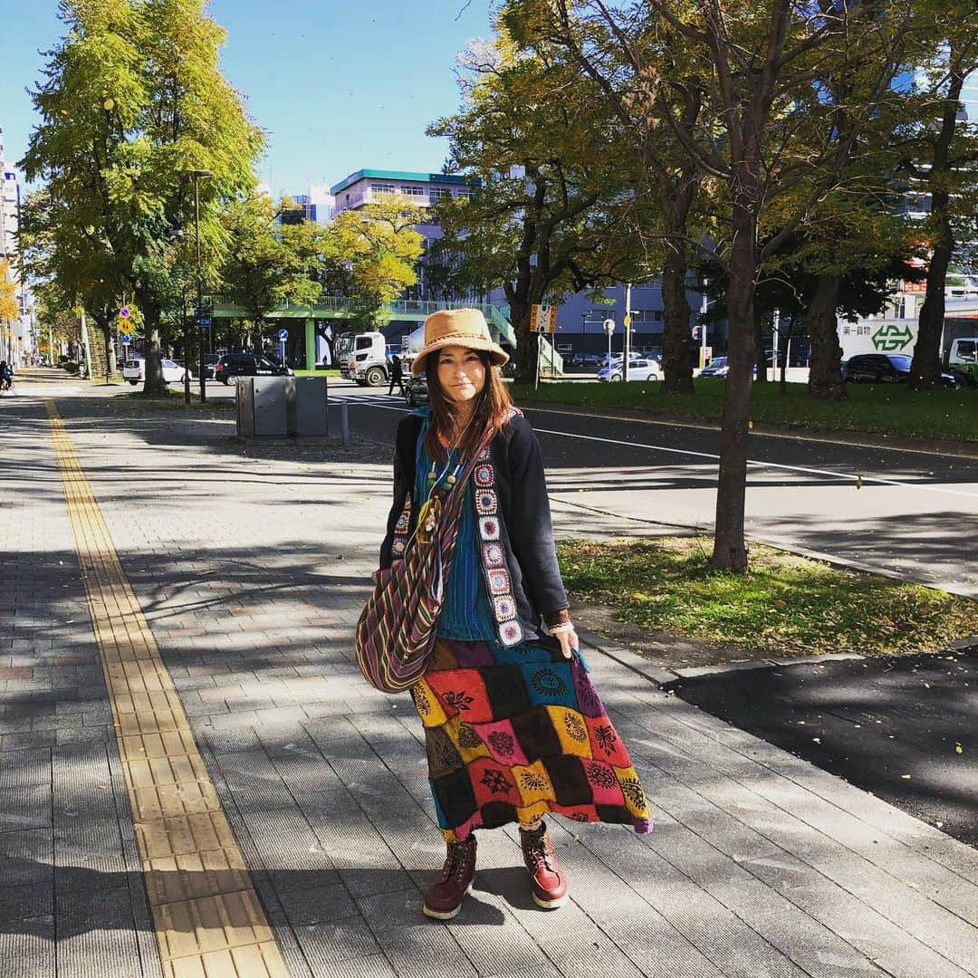 アンジェラ佐藤さんのインスタグラム写真 - (アンジェラ佐藤Instagram)「80歳くらいのお婆ちゃんが買い物カート引きながら、ちっこいポメのワンちゃんとのんびりと散歩してた。  ゆっくり歩くお婆ちゃんに合わせてゆっくり歩くワンちゃん。 ご高齢のご主人の歩幅に合わせて歩くなんて、犬ってお利口だなあ〜 …と思って見てたら、ワンちゃんの足下がおぼつかない。どうやらけっこうなお歳を召したワンちゃんらしい。  ワンちゃんの歩幅に合わせてたのはお婆ちゃんのほうだったのか。 どっちにしろ心がほっこりする光景だわ(*´︶`*) さて。心がほっこりしたのでこれから胃袋ほっこりさせてきます🍽  #今日の些細な出来事 #札幌市中央区 #今日のコーデは #アジアン雑貨ゴア のスカート #エスニックファッション #今日はいい天気」10月28日 15時21分 - angela_satou