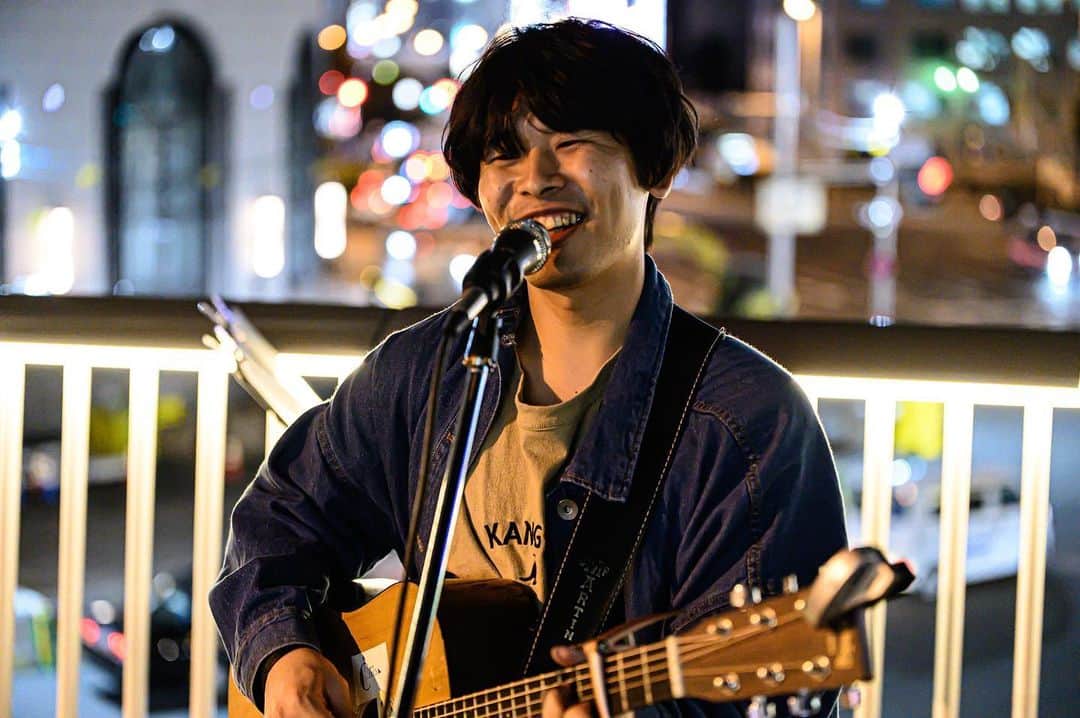 樋口和真のインスタグラム：「‪大阪路上Live🐙‬ ‪ありがとうございました！‬ ・ ‪たくさんの人に支えられて‬ ‪自分の音楽が成り立ってる‬ ‪ことを実感しましたっ！‬ ・ ‪来てくれる人がいて‬ ‪応援のメッセージくれる人がいて‬ ‪その笑顔に、その言葉に‬ ‪支えられてる2日間‬ ‪終えられました！‬ ・ ‪また、必ず行くから！‬ ‪栄、名古屋、大阪ああ！‬ ‪ありがとう！‬ ・ ・ #大阪 #路上ライブ」