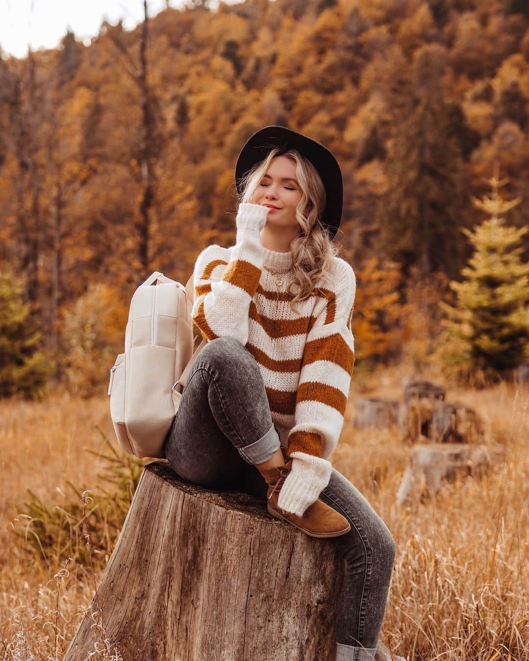 Kapten & Sonさんのインスタグラム写真 - (Kapten & SonInstagram)「'Fall breeze and autumn leaves!' We fell in love with these autumn colors! 🍁 Start your monday right, Kaptens! 💫@nadiine.o wears our beautiful Bergen Sandstone! #bekapten #kaptenandson⁠ .⁠ .⁠ .⁠ #backpack #autumn #autumnleaves #colorful #fallvibes #autumnoutfit #outfitinspo #fashioninspo #ootdfash #ootdinspo #mondayvibes」10月28日 15時30分 - kaptenandson