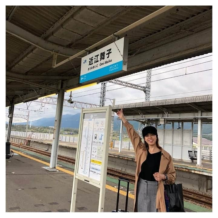 星奈津美さんのインスタグラム写真 - (星奈津美Instagram)「. 先週土曜日 #びわスポキッズフェスティバル にゲストとしてお招きいただき 初めてびわこ成蹊スポーツ大学へ😊 朝練習終わりの水泳部の皆さんに会いに プールにもお邪魔させて頂きました🏊 メイン練習後お疲れのなか 一緒に記念撮影もさせて頂き ありがとうございました🥺✨ . キッズフェスでは スポーツを専門的に学ぶ学生の皆さんが キッズリーダーとして指導しながら 年中さんから小学3年生までのお子さん達と 楽しくゲームをして身体を動かしました🤸🤾 みんな元気いっぱいで、どんくさい私は 鬼ごっこですぐにタッチされました（笑） そして今回はリオ五輪のときに着用していた レース水着も展示させて頂きました🩱📷 . 学生の皆さん、関係者の皆さん 参加された皆さん、ミズノさん ありがとうございました✨ . #びわこ成蹊スポーツ大学 #滋賀県 #近江舞子駅 #かわいい駅名 #ミズノ #リオ五輪 #レース水着  #体型変わり #たぶんもう入らない #😂」10月28日 15時38分 - ntm_hoshi