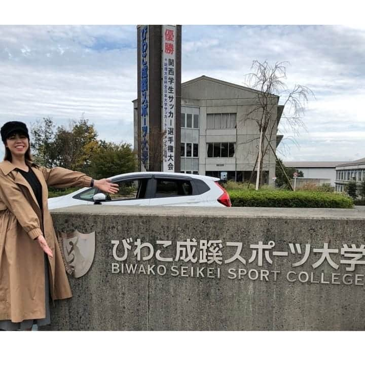 星奈津美さんのインスタグラム写真 - (星奈津美Instagram)「. 先週土曜日 #びわスポキッズフェスティバル にゲストとしてお招きいただき 初めてびわこ成蹊スポーツ大学へ😊 朝練習終わりの水泳部の皆さんに会いに プールにもお邪魔させて頂きました🏊 メイン練習後お疲れのなか 一緒に記念撮影もさせて頂き ありがとうございました🥺✨ . キッズフェスでは スポーツを専門的に学ぶ学生の皆さんが キッズリーダーとして指導しながら 年中さんから小学3年生までのお子さん達と 楽しくゲームをして身体を動かしました🤸🤾 みんな元気いっぱいで、どんくさい私は 鬼ごっこですぐにタッチされました（笑） そして今回はリオ五輪のときに着用していた レース水着も展示させて頂きました🩱📷 . 学生の皆さん、関係者の皆さん 参加された皆さん、ミズノさん ありがとうございました✨ . #びわこ成蹊スポーツ大学 #滋賀県 #近江舞子駅 #かわいい駅名 #ミズノ #リオ五輪 #レース水着  #体型変わり #たぶんもう入らない #😂」10月28日 15時38分 - ntm_hoshi