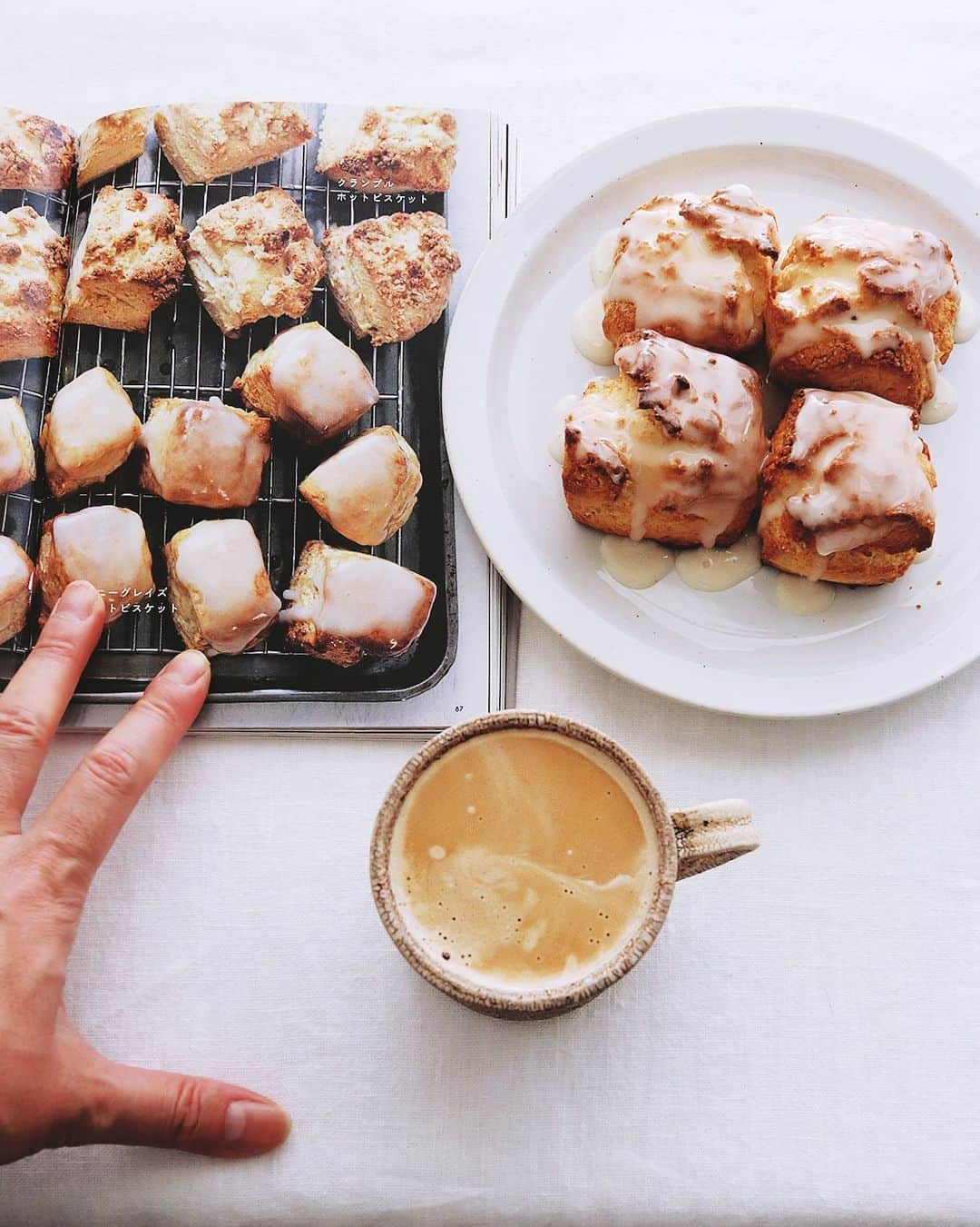 樋口正樹さんのインスタグラム写真 - (樋口正樹Instagram)「Hot Biscuits . おやつにホットビスケット。 焼きたてのサックホクッに あまいハニーグレイズかけ。 Everyday Sweetsより📙 . . #ホットビスケット #カフェオレ #スコーン #サックリ #ホクホク #読書週間 #グラフィック社 #レシピ本 #hotbiscuit #hotbiscuits #scone #everydaysweets」10月28日 15時33分 - higuccini