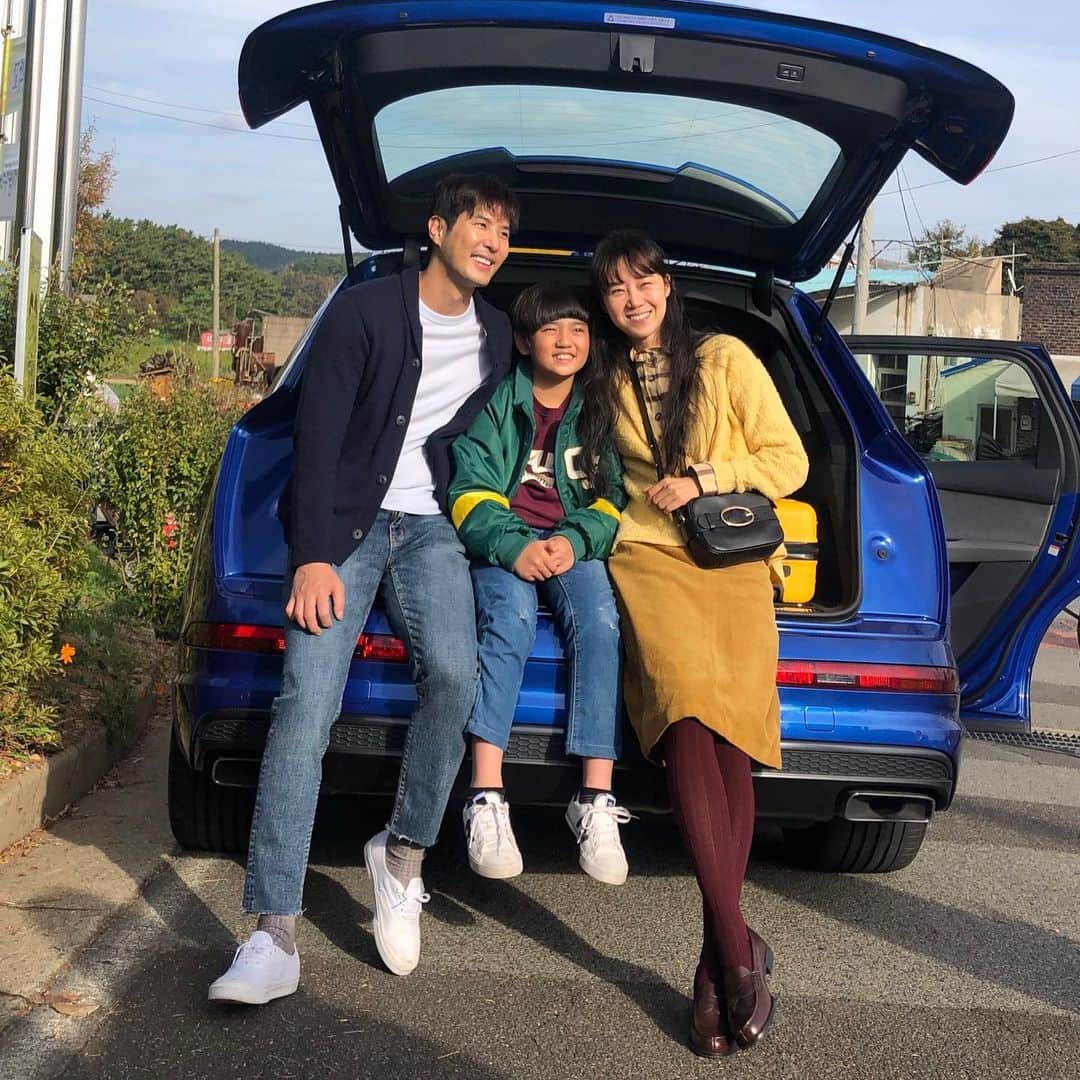 キム・ジソクのインスタグラム：「. 가족이 될수도 있었던 사이👨‍👩‍👧 우리 웃으니까 얼마나 좋아🌈 떡밥 투척하고 가요~~기대!!🙌🏻 (용식아 보고있냐 훗)」