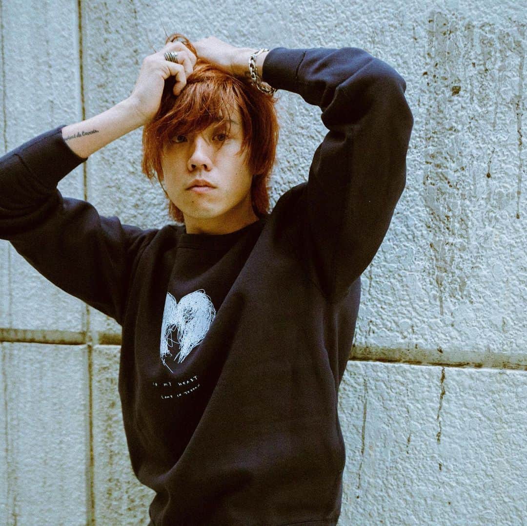 のインスタグラム：「LAMP IN TERREN NEW GOODS!! 11/1(金)下北沢CLUB251公演より販売開始  ①② “IN MY HEART”SWEAT NAVY  S / M / L / XL ¥6,000 着用サイズ: M ③④ “IN MY HEART”SWEAT OLIVE  S / M / L / XL ¥6,000 着用サイズ: L ⑤ SIGN LOGO RUBBER BAND GRAY / ORANGE ¥500 ⑥ LEATHER KEY HOLDER BLUE / YELLOW ¥1,000」