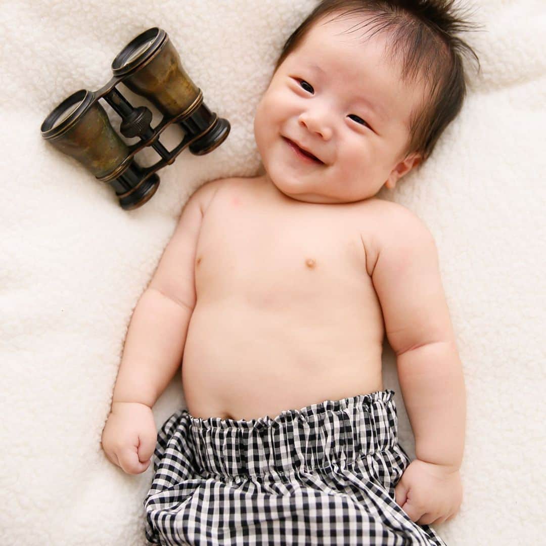 Kikuno Sayumiさんのインスタグラム写真 - (Kikuno SayumiInstagram)「〻baby photo〻 ・ ・ ・ @photobase_official と @tsumugitopan がコラボした撮影会に参加してきたよ♡♡ ・ #つむぱぱ ファンな私。お母さんが出産のため入院した時の投稿を見て涙腺崩壊したなぁ😭 ・ つむぱぱがプロデュースした背景3シーンで撮影する赤ちゃんの寝姿撮影会。 ・ 撮影したデータを用いて世界でたった一つの特別な絵本が作れるよ！ ・ 今だけしか撮れない赤ちゃんの姿が1枚の作品のように残せる✨ ・ ・ あらたんの小さなお手て✋ ・ これ撮るの大変そうだったなぁ。赤ちゃんて常に手がグー✊になってるから💡 ・ すごい頑張って頂いてキレイなパーの写真が撮れたよ✨ ・ 絵本が届くのが楽しみだなぁ♡♡ ・ ・ ・ #photobase #フォトベース #記念日の撮影をさらに特別な体験に #マタニティ #産後 #ママ #赤ちゃん #baby #令和元年ベビー #男の子ママ#赤ちゃんのいる生活 #babygoods#babyboy#babywear #ベビー服#生後2ヶ月#ママリ#ママリファッション#mamagir」10月28日 16時11分 - sayumikikuno