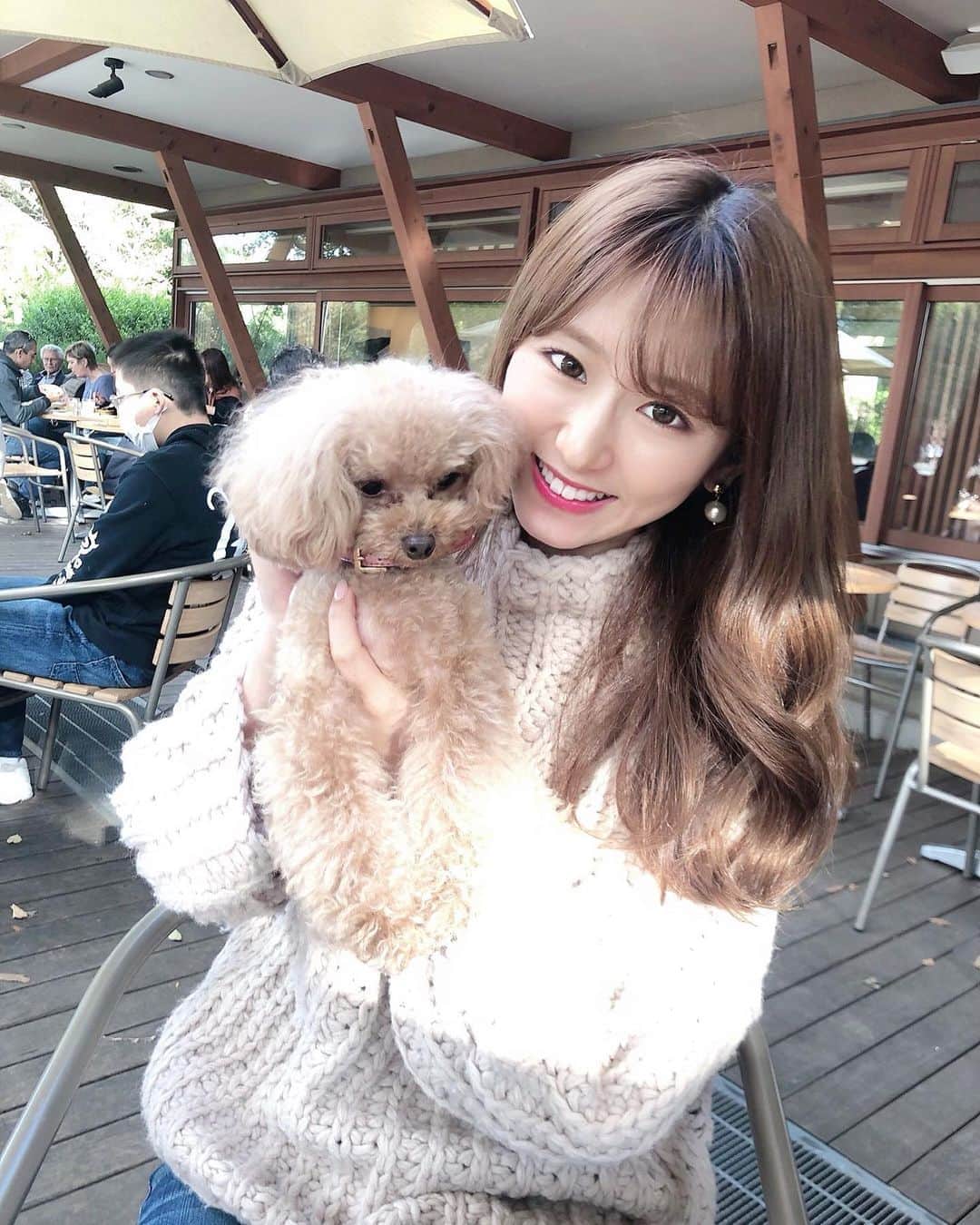 阿比留李帆のインスタグラム：「秋晴れ🥺🌾💕 晴れた日はしぇりとお出かけ日和🐶 寒くなる前にいろんなとこ行きたいな🖤 ..しぇり、カメラ向けるとそっぽ向くくせ 治らないかな？😣笑」
