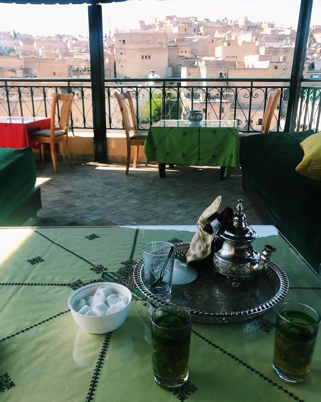 高橋美穂さんのインスタグラム写真 - (高橋美穂Instagram)「. お砂糖たっぷりのミントティー大好き🌿 . テラスで飲むのはまた格別🌟 . #mihoc_trip #morocco #fez」10月28日 16時21分 - sleeping0mihoc