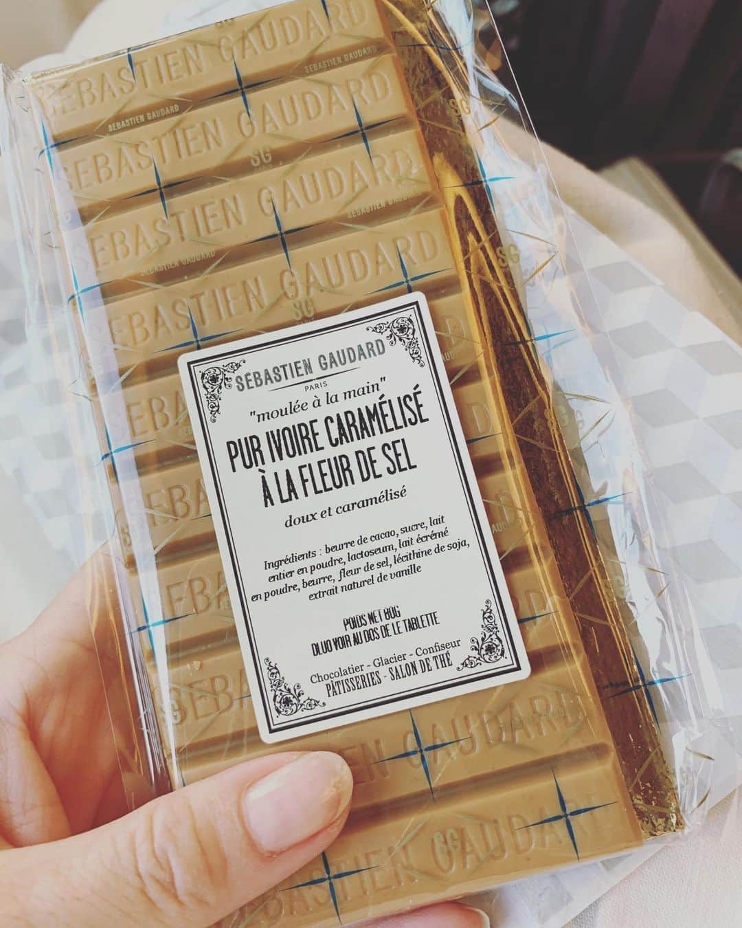 のインスタグラム：「Parisからのお客様にお土産をいただきました✨  なにやら、行列のできる『塩キャラメルチョコ』らしく… こ、こ、これは…なんと濃厚な塩…でも、重くなくいける… やみつきですね✨ I got the salted caramel chocolate from a guest who is from Paris. She said, the shop is  a popular place. This chocolate is very rich and not heavy sweet. This is addicting.  #美味しいもの #sebastian gaudard #パン屋さん  #9区」