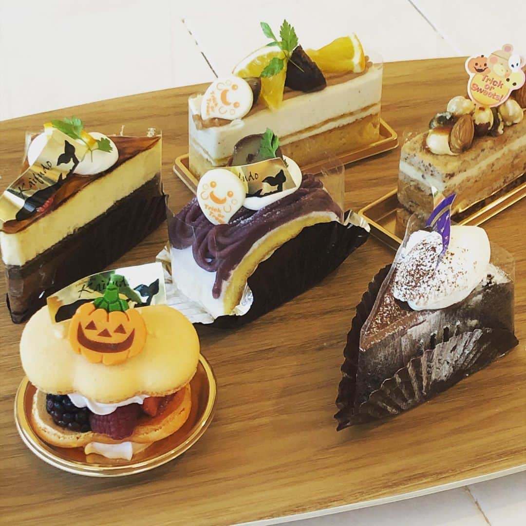 ケーキ&カフェ 海風堂のインスタグラム：「HAPPY HALLOWEEN‼️ 秋色のケーキをご用意してお待ち致しております🎵お持ち帰りはもちろんカフェにてケーキセットもご利用頂けます🎃 #市川 #海風堂 #カフェでゆっくり #カフェは木曜定休です #ケーキ #ケーキカフェ #halloween #ハロウィン」