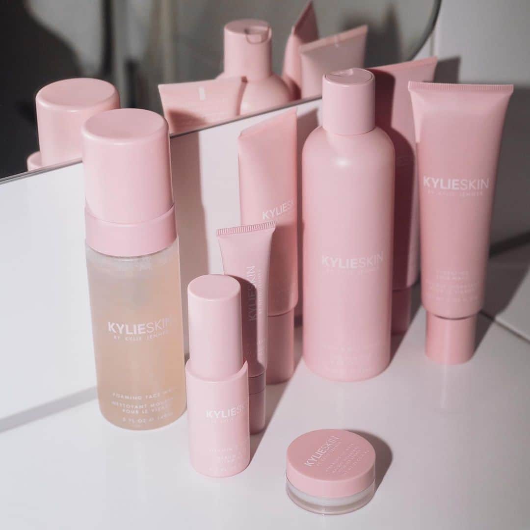 Kylie Cosmeticsさんのインスタグラム写真 - (Kylie CosmeticsInstagram)「NEW @kylieskin Hydrating Face and Lip Masks are available now! 💕 Plus a restock of individual items ✨ Shop now on KylieSkin.com」10月29日 3時14分 - kyliecosmetics