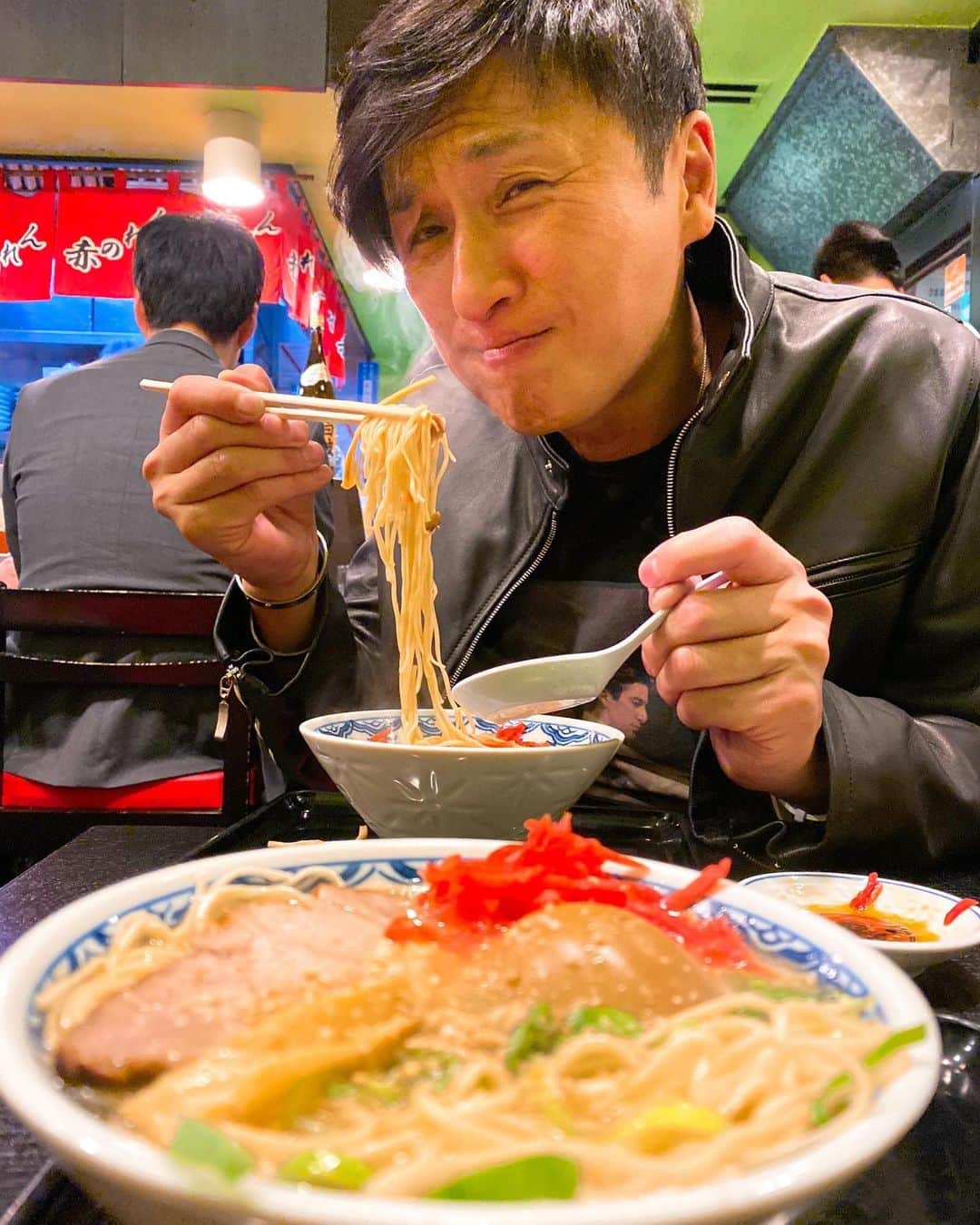 秋山具義さんのインスタグラム写真 - (秋山具義Instagram)「こんな時間に、戸賀っちと、タモさんが東京では博多ラーメンはここでしか食べないという、西麻布『赤のれん』で、ミニらぁめんと水餃子。﻿ 旨すぎた〜！！！﻿ ﻿ #赤のれん #具義餃子2019 #具義ラーメン2019」10月29日 1時50分 - gugitter