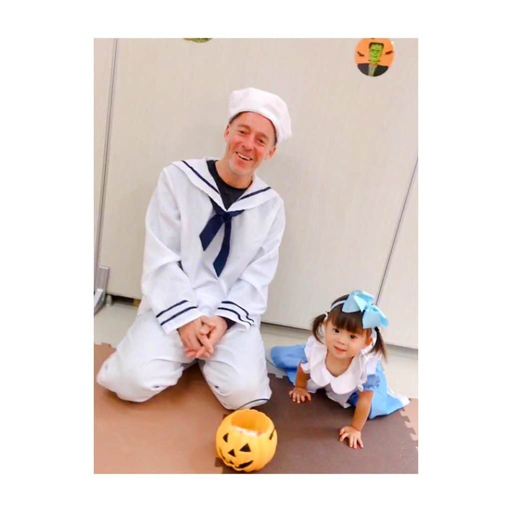 村山絢香さんのインスタグラム写真 - (村山絢香Instagram)「✻ ✻ ✻ ✻ 一足先に🎃✨Happy Halloween✨🎃 まずはアリスに仮装✨☺️💕 ✻ ✻ 瞼の赤みがまだまだ治らないので😢🌸🏥 なんとなくハロウィン仕様のアイシャドーをしているような雰囲気かしらねと(*^^*)🎃❣️ 少し良いようにとらえてみております☺️🙏🎃 ✻ ✻ 💓✨✨ #TRICKorTREAT ✨✨💓 ✼ ✼ ・ ・  #10月  #October #1歳 #1歳女の子 #アリス だよ😊💕 #仮装 ✨👧🌸 #ハロウィン #🎃 #Halloween #HappyHalloween 💕  #お菓子食べられないのであげなかったら…😋 #怒りだす 😊💗😣 #happyHalloween2019 #ハロウィンも楽しむ✨🎃❣️ #ママも思いきり楽しむ 😊💕 #毎日ママと走り回る #天真爛漫 #お転婆娘 🐒💓 #ママライフ #enjoy  #気まぐれ日記 ♡ #育児日記  #家族 #Family #育児 #子育て #mama  #パパ #女の子ママ 👶💓」10月29日 1時50分 - ayaka_murayama