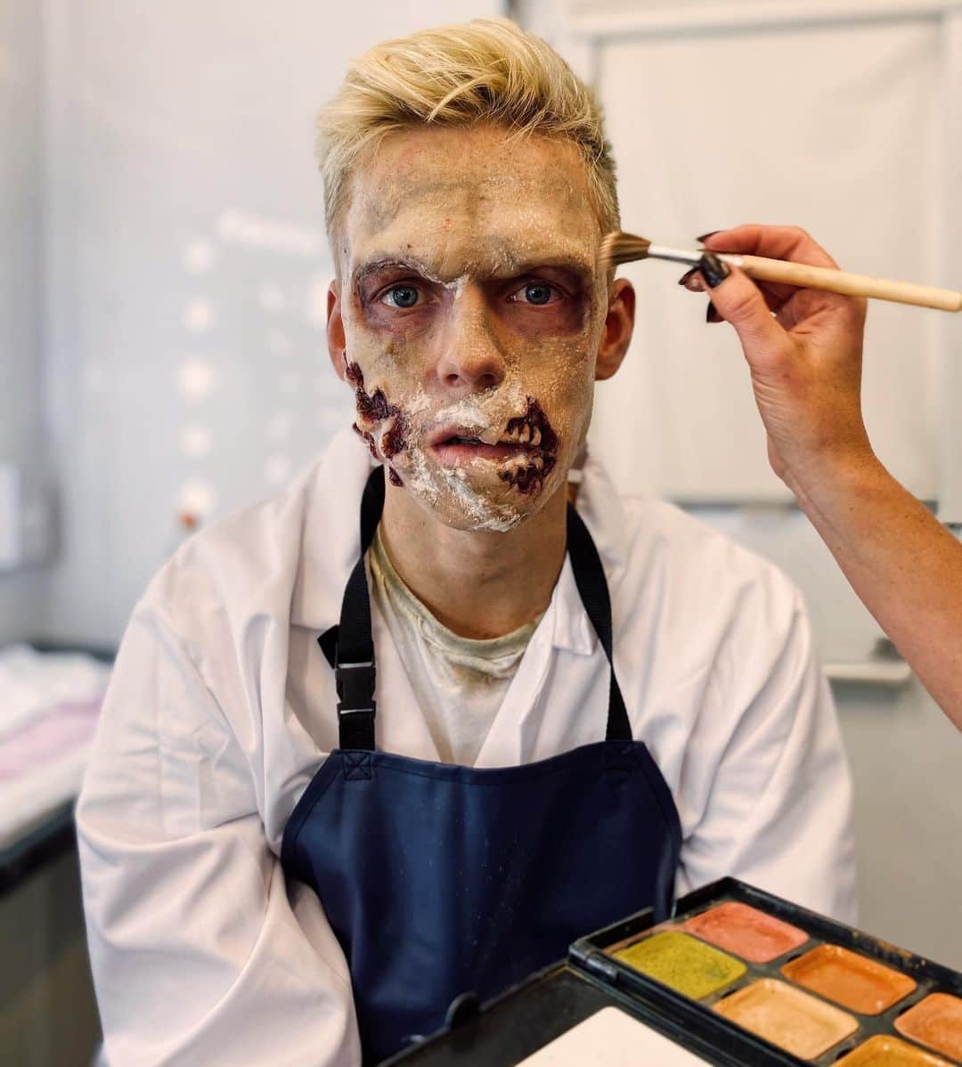 のインスタグラム：「Ad - What’s a zombie's favourite toy? A DEADY bear!!! 😭 sorry, couldn’t resist. I finally took Halloween seriously this year and teamed up with @fanta to turn a supermarket into a Zombie 🧟‍♀️ movie! Check it out on my channel right now! #fantahalloween」