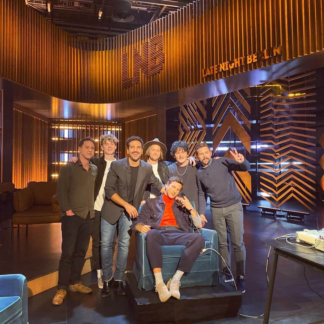 エリヤス・エンバレクのインスタグラム：「Heute Abend 23.10h sind @florian.david.fitz und ich bei @latenightberlin auf @prosieben zu Gast und spielen fiese Spiele mit nem Lügendetektor, um @dasperfektegeheimnis zu lüften! Einschalten, Habibis!😘」