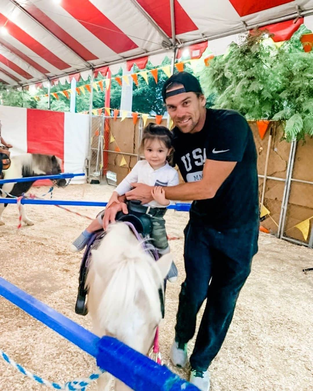 クリスティン・ヒルデブランドさんのインスタグラム写真 - (クリスティン・ヒルデブランドInstagram)「We had the BEST time at the pumpkin patch last night. Love my little fam 🥰 Highlights: Rhett was so brave and rode a pony for the first time!, Rhett got a prize even though we lost every game we played💸, and Rhett came home with light sabers that are now his favorite thing in the world. #family #holidays #halloween #pumpkinpatch」10月29日 2時05分 - _kristinhildebrand