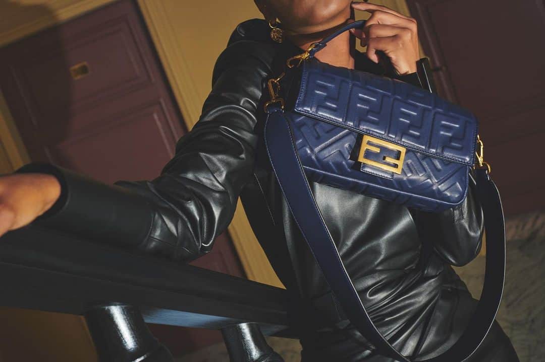 Fendiさんのインスタグラム写真 - (FendiInstagram)「Luscious and luxurious, leather remains a remarkably constant #Fendi signature. Explore #FendiResort2020 style inspiration at Fendi.com. #FendiBaguette  Models: @_anabarbos @iamhyunjishin @walldamort」10月29日 1時59分 - fendi