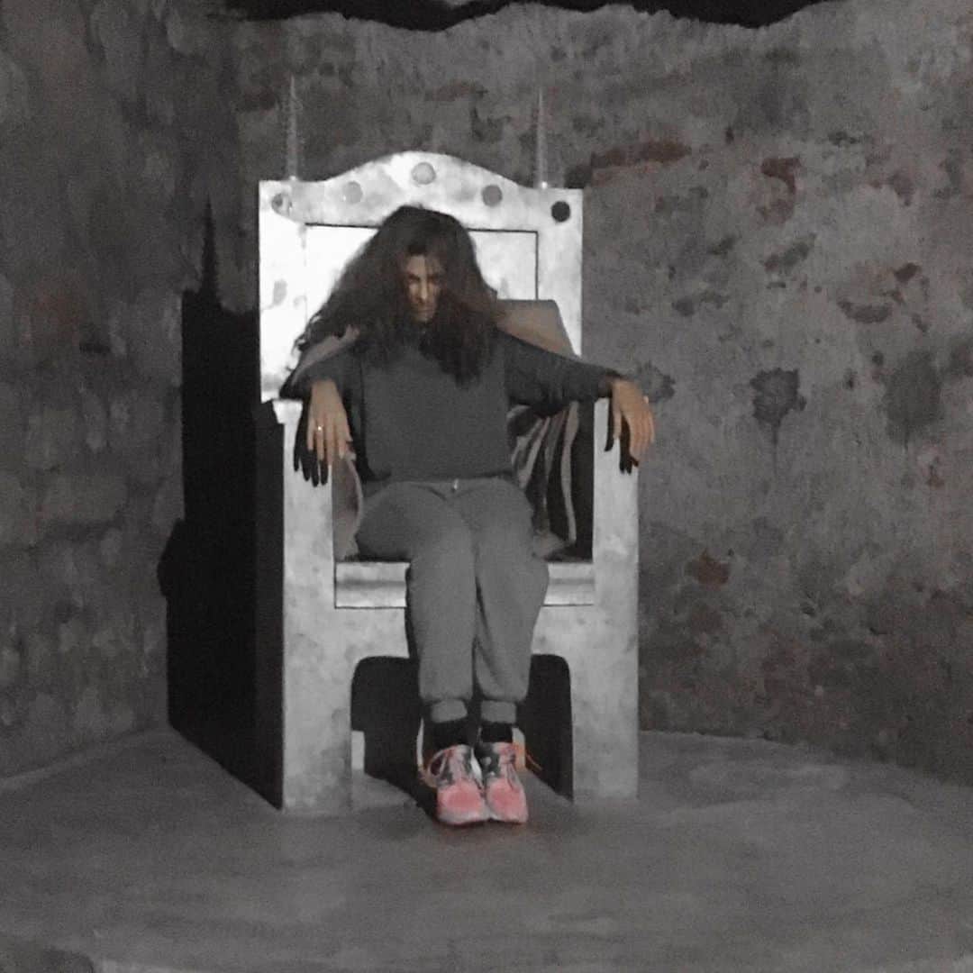 エヴァ・メンデスさんのインスタグラム写真 - (エヴァ・メンデスInstagram)「Monday spooky Monday... that time I was in Budapest relaxing in a cave in Dracula’s prison chamber.  Damn, I wish I would’ve worn different shoes. These running shoes are a real vibe killer. 🖤🧡」10月29日 2時00分 - evamendes