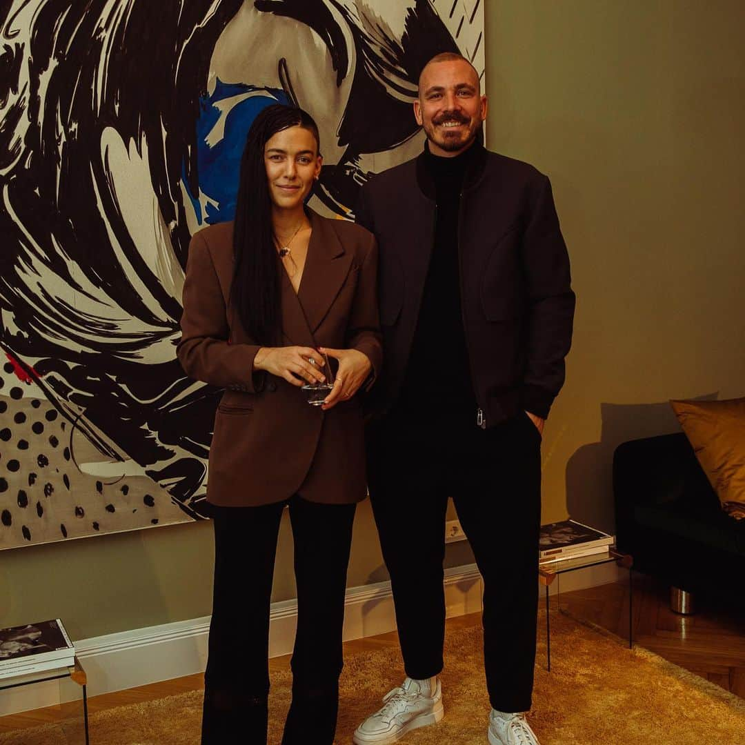 ZOO Magazineさんのインスタグラム写真 - (ZOO MagazineInstagram)「Last week ZOO Magazine and Zegna came together to host a special evening in Berlin.  What does it mean to be a man today?  Actor Numan Acar ( @Numanoffice) and Artistic Director of Zegna ( @Alessandrosartoriofficial) lead the conservation at an exclusive Berlin Cocktail dinner, to celebrate the launch of the #WHATMAKESAMAN CAMPAIGN  Guests included: @alessandrosartoriofficial @numanoffice @aldabalestrastauffenberg @msredsparrow @normantheuerkorn @vvarholla @thorsten.hansmade @fridagold @lucasgregorowicz @phelineroggan_official @shokotownes @_martineder @michaelkunzestudio @j.silbermann @jasnafritzibauer @yesyasin @fetterranova @martagnyp and many more.  Each guest held their own unique definition of what makes a man. What do you think? Have you ever asked yourself #WHATMAKESAMAN? ♚  Join the conversation and discuss what it means to be a man today.  #WHATMAKESAMAN:  Commitment: Giving back has always been a part of the Zegna mission. Education means openness, which in turn means freedom. The symbolic t-shirt proceeds will be donated to a global charity supporting an education program to build up a better future. Zegna joins forces with @cesvi_onlus, one of the largest and most prominent charities in Italy. Working across the globe, Zegna’s commitment will work on building a new meaning of masculinity through education. Photo’s by Anna Aichner @anna.aicher」10月29日 2時17分 - zoomagazine