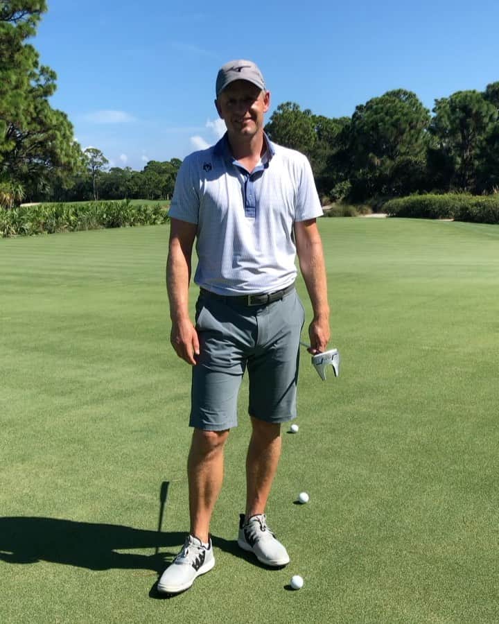 ルーク・ドナルドのインスタグラム：「Here is a little #mondaymotivator on lag putting. The best way to control speed is thru solid contact. Too many amateurs have short back swings and longer follow throughs where their acceleration is too far past the ball. A slightly longer backswing and a shorter follow through creates a more solid strike, which makes it easier to control speed in putting. You’ll find the strike is much crisper and more efficient & this is the best way to avoid those pesky 3 putts #tourtips #3putting #golf #lagputting」
