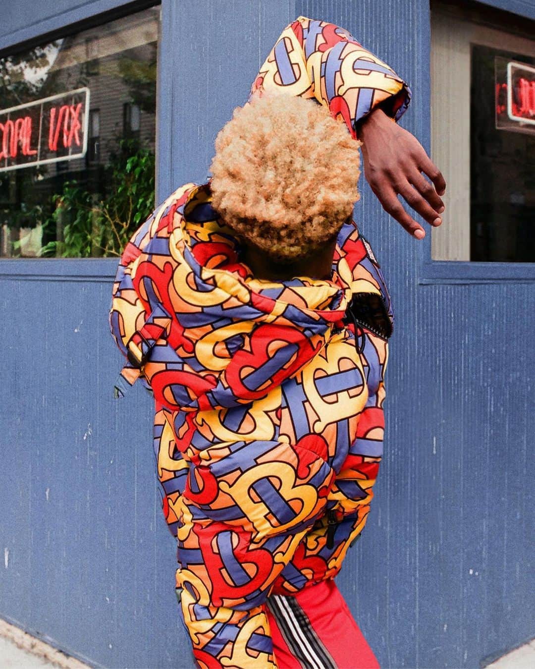 のインスタグラム：「In celebration of our new Monogram puffer collection, we partnered with @ApertureFnd and invited @Renellaice, @MicaiahCarter and @ArielleBobbWillis – three distinctive photographers featured in @SirSargent’s new book, ‘The New Black Vanguard: Photography between Art and Fashion' – to interpret our capsule in their own way . Photographed by @ArielleBobbWillis . #NewBlackVanguard #BurberryGeneration」