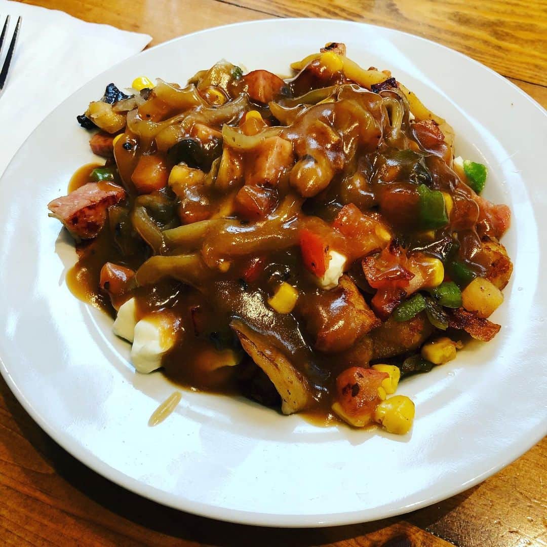 須田剛一のインスタグラム：「Quebec soul food - poutine!」