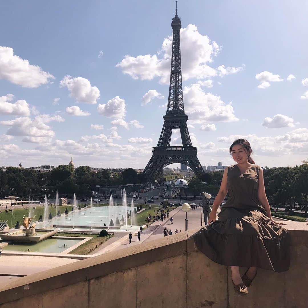 Nagisa 나기사のインスタグラム：「🇫🇷フランス🇫🇷﻿﻿ ﻿﻿﻿ 夏の思い出。﻿ ﻿﻿ お母さんとは韓国旅行にはもう数え切れないほど行ってるけど、ヨーロッパは初めて！﻿ ﻿ どの国も1週間とか長めに滞在したので、だいぶゆっくり周れました♪﻿ ﻿ パリのインスタ映えスポットと言えば﻿ エッフェル塔からセーヌ川を越えた向かい側にある﻿ トロカデロ庭園。﻿ ﻿ エッフェル塔をバックに写真を撮りたい人にオススメです✨﻿ ﻿﻿ #フランス旅行 #フランス #パリ #女子旅 #France #paris #旅muse_paris #tabijyomap_paris #旅行好きな人と繋がりたい #ヨーロッパ旅行 #タビジョ #旅muse」