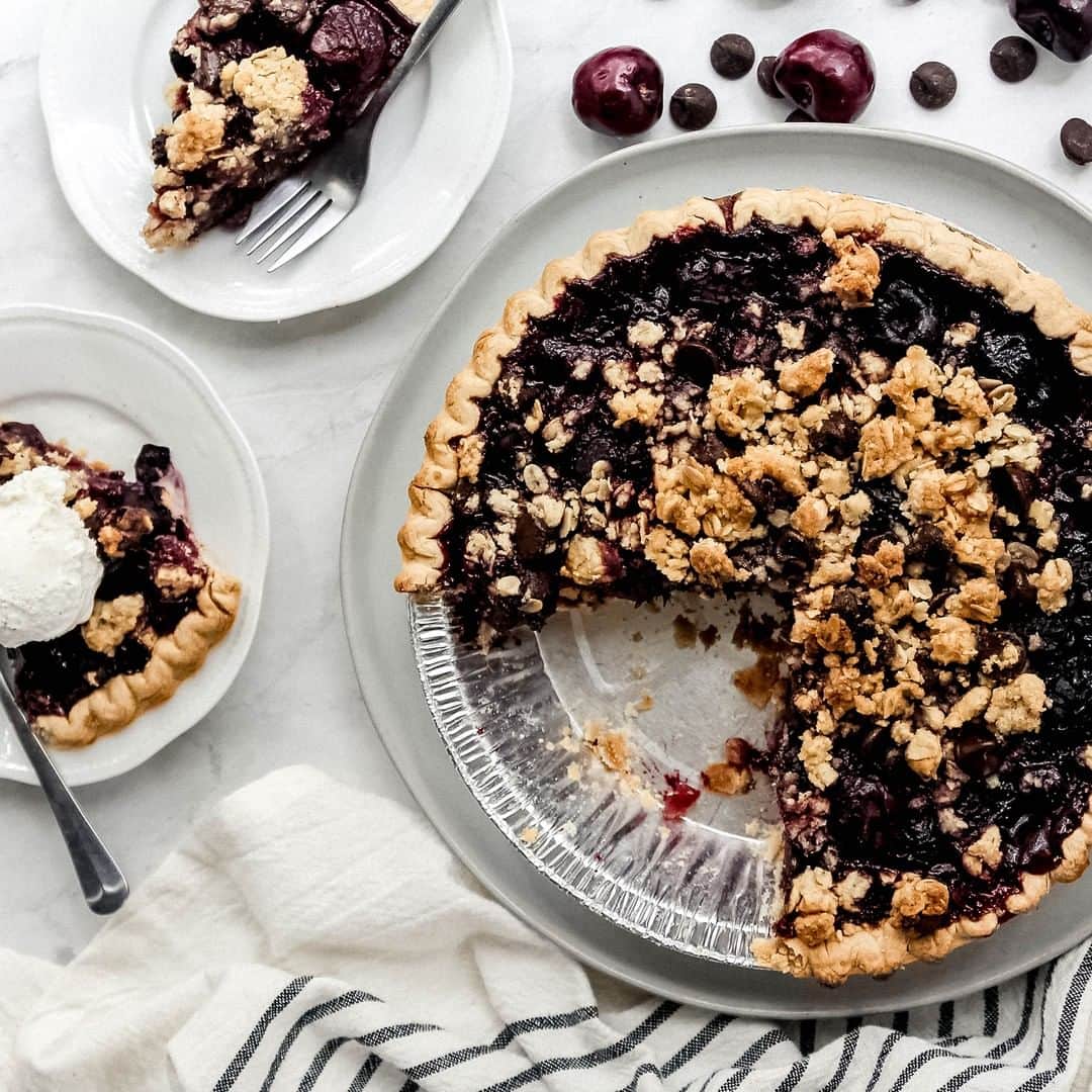 Dole Packaged Foods（ドール）のインスタグラム：「It’s #NationalChocolateDay and that means you get to eat all the Cherry Chocolate Crumble Pie you want 100% guilt-free. #DoleRecipes」