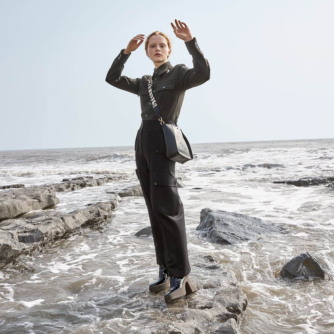 ステラ・マッカートニーさんのインスタグラム写真 - (ステラ・マッカートニーInstagram)「Wonder woman on the Welsh coast in #StellaWinter19 💚⁣ ⁣ #StellaMcCartney」10月29日 3時01分 - stellamccartney