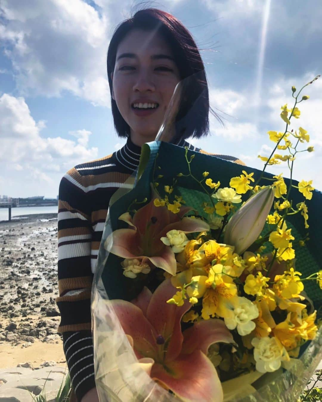 三吉彩花さんのインスタグラム写真 - (三吉彩花Instagram)「@daughterscinema  ゴールしました！  沢山の想いが溢れすぎて  言葉にするのは難しいです。  でも間違いなく最高のチームで  この作品に携わらせていただけて  本当に幸せでした。  監督をはじめ一人一人の  スタッフの皆様全員の力を借りて  堤小春という人に命を吹きかけることができました。  この現場の素敵なところは  みんながありがとうとごめんねを  ちゃんと言葉にして  一人一人目を見て向き合って会話していたこと。  こんなにもゾワゾワして暖かい現場は  初めてだったかもしれない。  今しか感じることのできない  青春を過ごしました。  ここから来年の公開に向けて  今度は私たちが観てくださる皆様に  寄り添って向き合って届けていきたいです。  もう少し待たせてしまいますが  たくさん期待していてほしいです。  津田監督 @hajimetsuda  私をキャスティングしてくださって本当にありがとうございます。  そして @daughterscinema  のスタッフの皆様  皆様の大切な人生のひと時を  私たちに注いでくださってありがとうございます。  じゅんちゃん @junkoabe_official  彩乃がじゅんちゃんで本当に、  本当に幸せでした。  またすぐ会おうね。」10月28日 18時14分 - miyoshi.aa