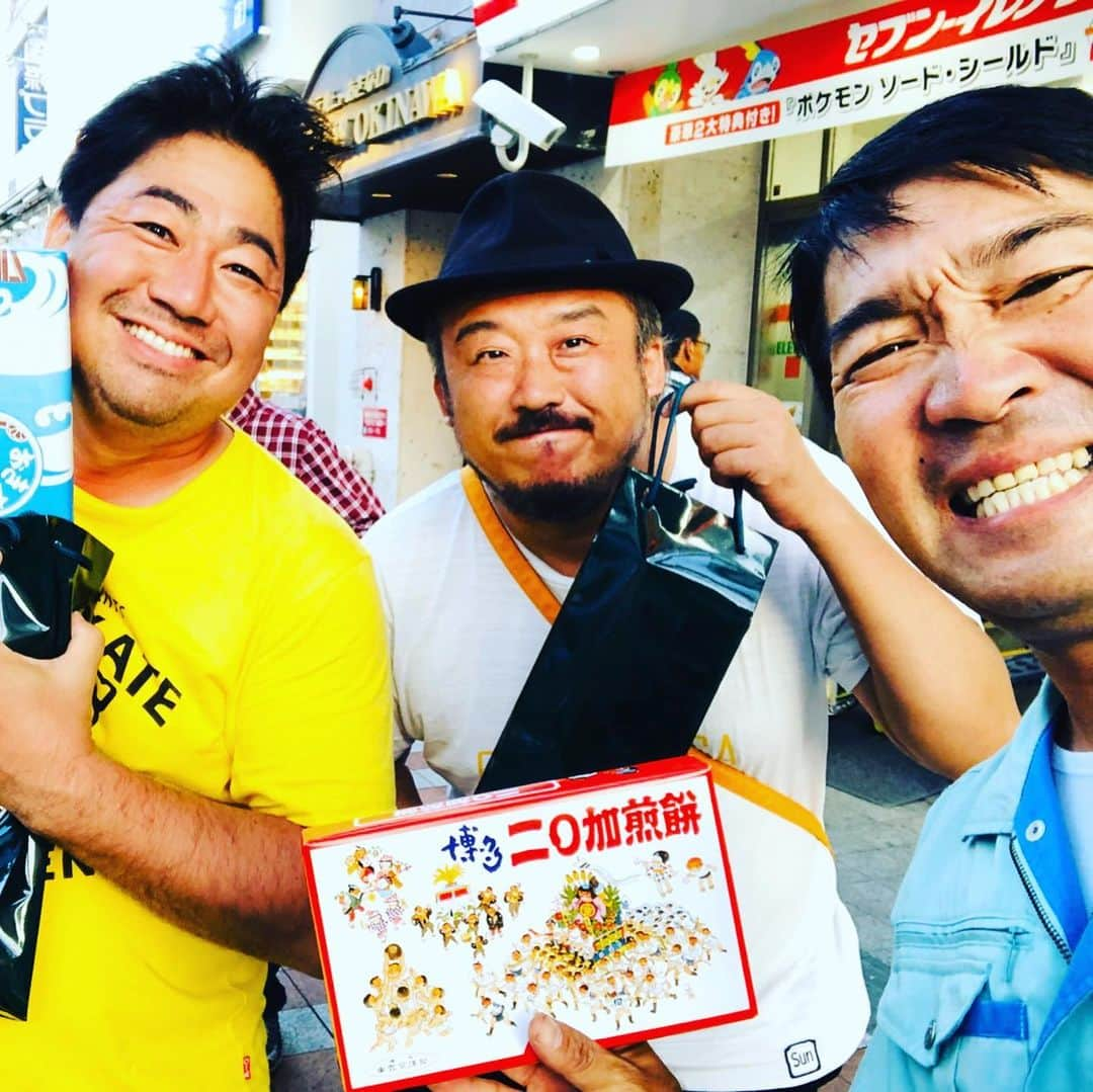 川原豪介さんのインスタグラム写真 - (川原豪介Instagram)「ブル狩りでお世話になった人にお礼参りに行く旅で沖縄‼️ 赤侍さん、中村船長、蛙さん、皆さんに会えました‼海と山で釣りしました！沖縄は気候も人もあったかいばい！ぬんっ！ #ブル狩り #沖縄」10月28日 18時08分 - blueriver_kawa