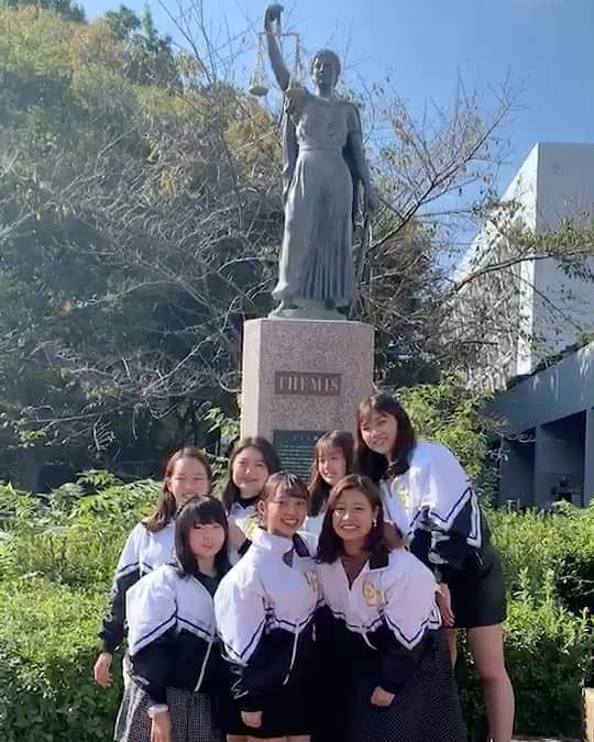 中央大学応援団チアリーディング部SPIRITSのインスタグラム：「こんばんは🌝 11月1日から4日まで白門祭が開催されます🥳✨✨ 白門祭までカウントダウン投稿を行います❤️ ・ ・ 本日は元気でおちゃめな２年生です😜🎈 白門祭まであと４日！！ ・ ・ 🎀前夜祭🎀 10/31(木) 14:52〜@中ステ 🎈白門祭🎈 11/1(金) 13:00〜13:30@セントラルプラザ(ヒルトップと図書館の間の広場) 11/2(土) 14:30〜15:00@中ステ 11/3(日) 13:30〜14:30@第二ステージ ・ ・ 部員一同お待ちしております🙇‍♂️❤️ ・ #中央大学 #CHUO #chuouniversity  #チアリーディング #チア #cheer #cheerleading #中央大学応援団 #SPIRITS #応援団 #白門祭」