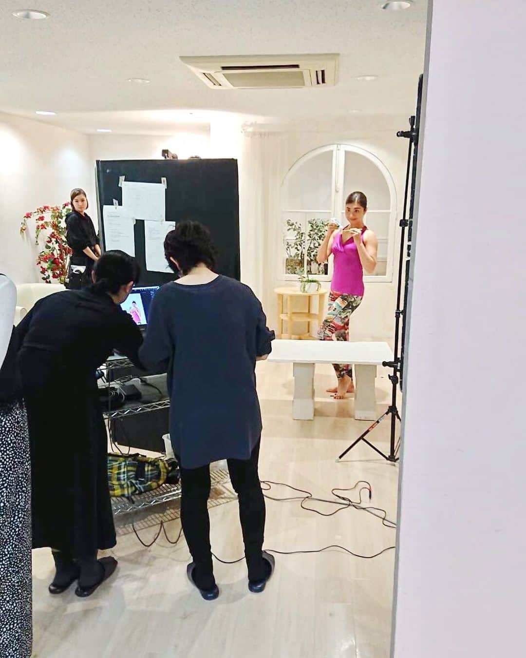 間々田佳子のインスタグラム：「今日はハルメクさんの撮影😊でした！ 口角がキュッと上がってキレイだとお褒めいただきました😆💕 でも笑顔は練習したから 作れるようになっただけ… 練習次第で笑顔は自信を持って作れるようになる💪 この事をぜひ 笑顔に自信がない…と思っている皆さんに知ってもらいたいと思う❣️ #笑顔トレ #間々田佳子 #笑顔を増やそう」