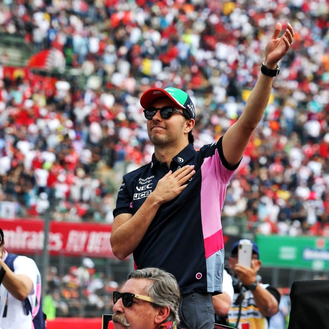 F1さんのインスタグラム写真 - (F1Instagram)「Mutual adoration 🇲🇽 😍 .  #F1 #Formula1 #SergioPerez #Mexico #MexicoGP #Fans @schecoperez @racingpointf1 @mexicogp」10月28日 18時20分 - f1