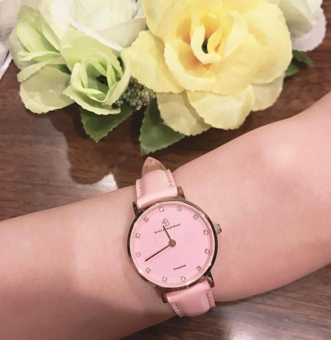 相沢まきさんのインスタグラム写真 - (相沢まきInstagram)「華奢で可愛らしい時計⌚︎✨ @4bwatches_japan のです✨⌚︎ 10%offクーポンコード【maki_aizawa0414】  明日は @oraclejp とのコラボママイベント✨ 楽しいイベントになりますように🙏  #4bwatches#腕時計 #時計 #4b」10月28日 18時21分 - maki_aizawa0414