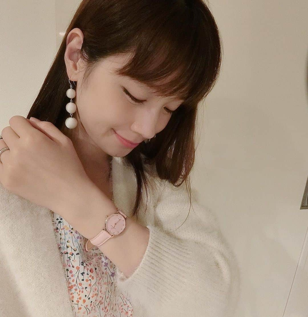 相沢まきさんのインスタグラム写真 - (相沢まきInstagram)「華奢で可愛らしい時計⌚︎✨ @4bwatches_japan のです✨⌚︎ 10%offクーポンコード【maki_aizawa0414】  明日は @oraclejp とのコラボママイベント✨ 楽しいイベントになりますように🙏  #4bwatches#腕時計 #時計 #4b」10月28日 18時21分 - maki_aizawa0414