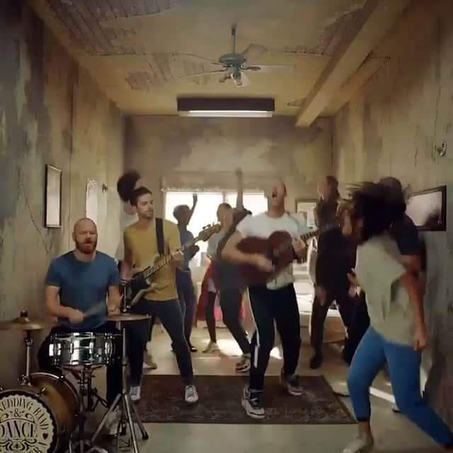 のインスタグラム：「‪【COLDPLAY】‬ ‪世界中で愛されるバンド、コールドプレイ‼️‬ ‪✨‬ ‪ニュー・アルバム『エヴリデイ・ライフ』11月22日に発表決定❣️先行シングル「オーファンズ」、「アラベスク」が公開に🎶‬「オーファンズ」はミュージック・ビデオも公開されました📺🙌 ‪✨‬ ‪収録時間53分の同アルバムは、「サンライズ」と「サンセット」の2つのパートに分かれた、国や言語、文化、宗教に違いはあれど、世界のどこにいても誰にでも「普通に1日」は訪れる、という1日24時間をテーマに掲げたコンセプト・アルバムに仕上がっています🌙☀️‬ ‪#coldplay #コールドプレイ #everydaylife #洋楽 ‬」