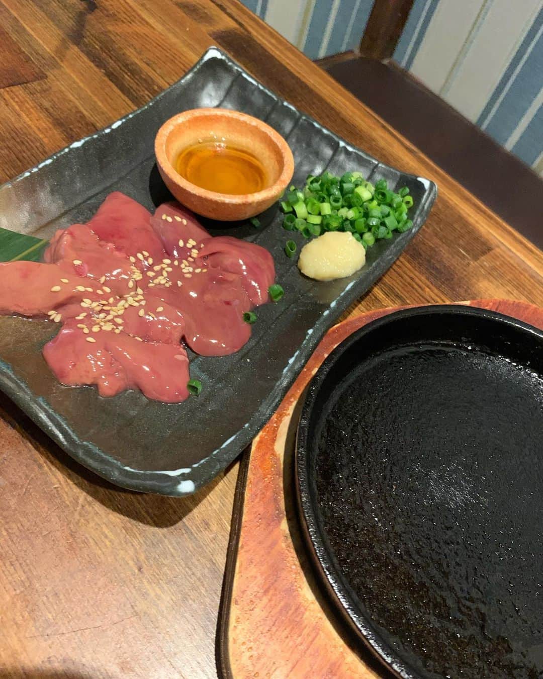 中橋舞さんのインスタグラム写真 - (中橋舞Instagram)「.﻿ たまらん❤️﻿ 走った後はたっぷり食べる🥢﻿ ﻿ 大好きないくらがこぼれるほど💕﻿ 大人気メニューの﻿ "特製こぼれ寿司"食べたくて行ってきた！！﻿ ﻿ 圧巻のこぼれ寿司✨ これでもかぁ！というように いくら、うに、ネギトロ、お刺身が乗ってて✨ ﻿ ﻿ ﻿ その他にも馬肉と鶏肉メニューが豊富❤️﻿ ✔️宮崎産軍鶏のたたきぽん酢 ﻿ ✔️霜降り馬ハラミ刺し ﻿ ✔️白レバーあぶり ﻿ ✔️馬肉ユッケ オーダー☺︎﻿ ﻿ お店の人にオススメで頼んだ たたきぽん酢はお勧めなだけあって コリコリっとした食感もありポン酢で﻿ さっぱり👍 ﻿ ハラミ刺しは肉厚で食べ応え抜群✨だし ﻿ 白レバーあぶりは 一緒に熱された鉄のお皿がやってきて テーブルで自分で焼くと﻿ 口の中でトローンととろけた🌟﻿ ﻿ 美味しすぎたぁ💓またすぐ行きたい！﻿ --------------------------------------﻿ 🚃 #川崎﻿ 👟 徒歩5分 川崎市川崎区砂子2丁目9-3﻿ ビルの2階でお店の大きな看板があったよ﻿ 🍴 #叶え家﻿ --------------------------------------﻿ ﻿ 川崎も開拓していきたい🤤﻿ 川崎 叶え家で検索してみてねー🍣 #走るために食べる #食べるために走る﻿ #川崎グルメ #川崎ディナー #馬肉 #お刺身﻿ @woomy.restaurant  #フードハンターまい」10月28日 18時31分 - mai_nakahashi