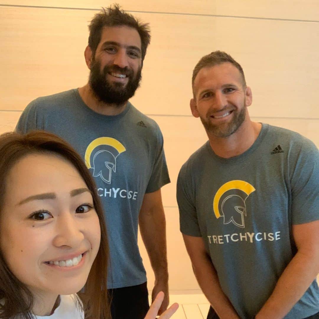 のインスタグラム：「ラグビーってかっこいい。 ラグビー選手ってかっこいい。 What a great person you guys are. Thank you for taking pictures with us !! I was very impressed. They are very kind, gentlemen and very cool. 私たちの結婚式場のホテルにオールブラックスが🥰💓 ここに写ってない人も本当にみんな良い人でした✨ #rugbyworldcup#rugby #newzealand#allblacks #ラグビーワールドカップ2019  #ラグビー#オールブラックス #にわかファン#ミーハー です🙆‍♀️✨ #かっこいい#記念写真#みんな良い人#自慢」