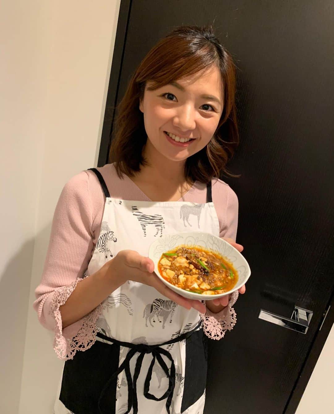 桜井未来さんのインスタグラム写真 - (桜井未来Instagram)「@nakanishi.nozomi ちゃんが中華のプロから麻婆豆腐を教わったとの事で、主人の大好物なので、お家料理教室をして貰いました😍💕 料理教室めっちゃ行きたいけど、とおぶん難しいし、お家料理教室嬉しかった😂💓 @nakanishi.nozomi ちゃんの新婚奥様感が可愛過ぎる😂😍💕 こんなに可愛くてお料理も出来るお嫁さんが欲しい😂🤣💓w ・ ・ ・ #おうちごはん #お家ご飯 #おうちご飯 #料理 #手作り #手料理 #cooking #cookingram #クッキングラム #homemade #foodstagram #instafood #みきてぃー食堂 #hugmug_cookingbu #foodpics #foodporn #グルメ #グルメ女子 #グルメ好き」10月28日 18時24分 - miki.sakurai0214